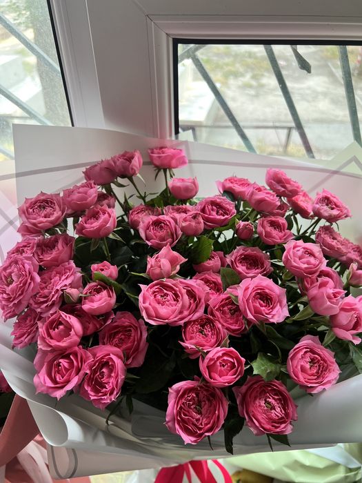Спрей розы и белые розы