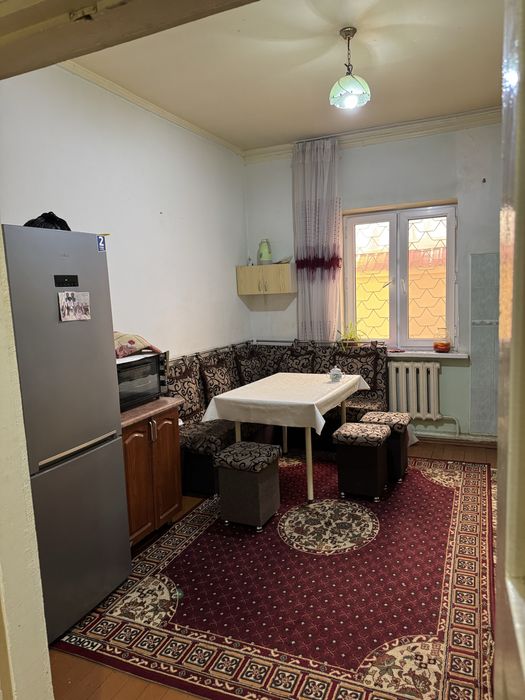 Дом в хорошем состояний. Находится в Янгибазаре