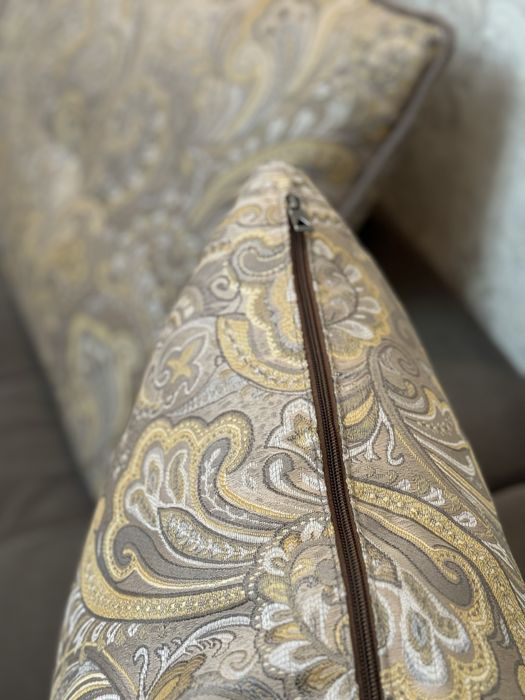 Диван с двумя пуфиками