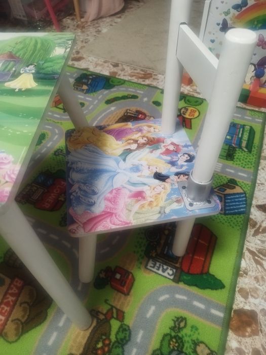 Vând măsuță cu 2 scaune pentru copii 1-5 ani