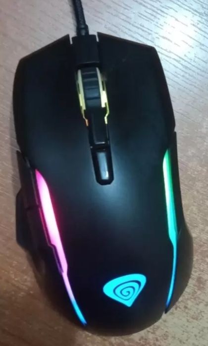 Vand Mouse Gaming Genesis Xenon 220 cu fir mufa USB si Iluminare RGB.