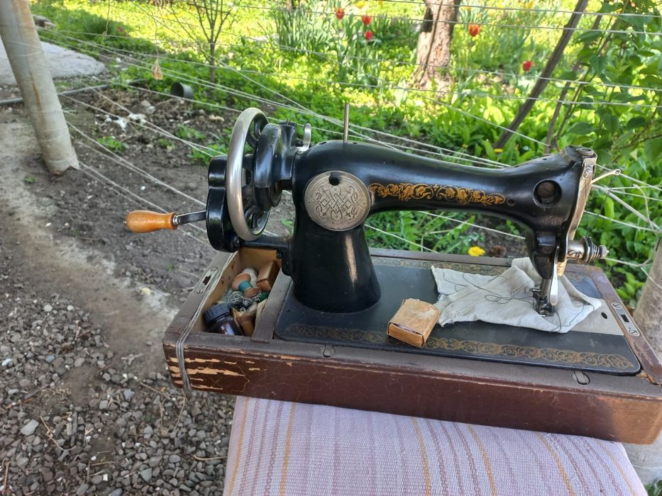 Продам две швейные машинки