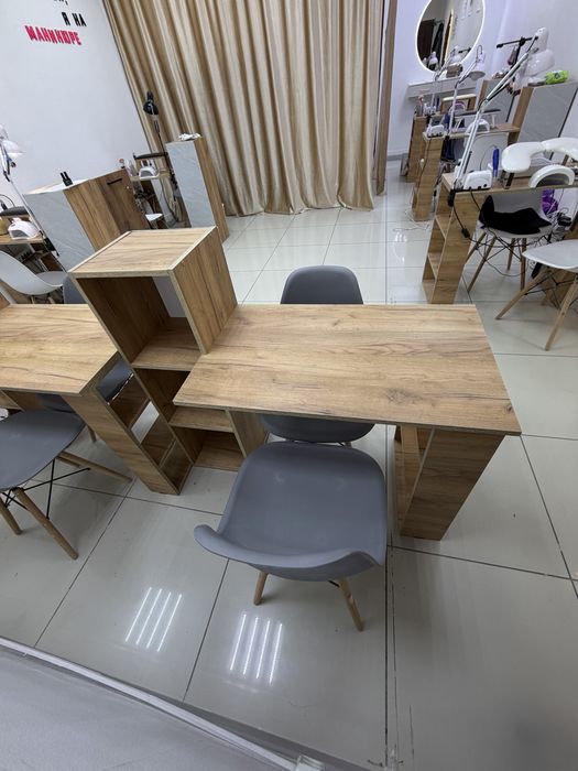 Маникюрный стол и стулья