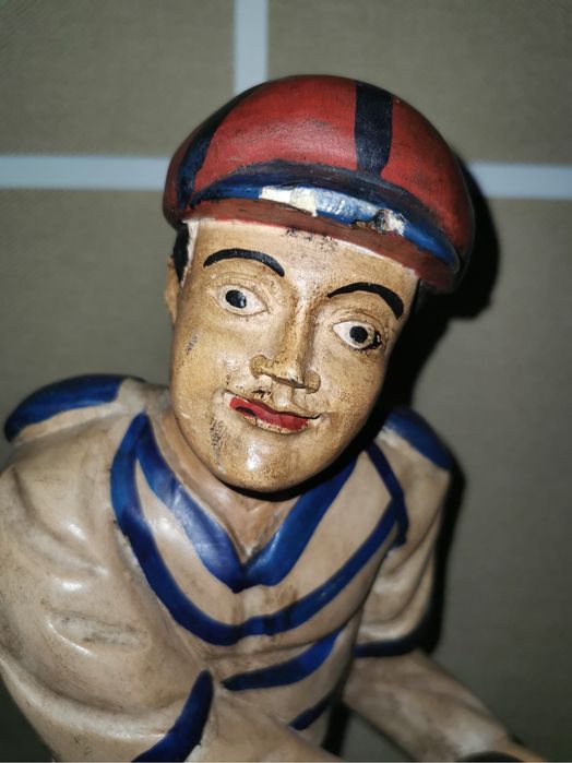 Антикварна дървена фигура на играч с топка от 20 те г. на миналия век