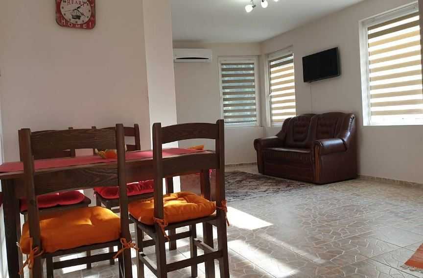 Дава се под наем Двустаен апартамент в Бургас, Център - 60 кв.м за 127.5 € - Снимка #3