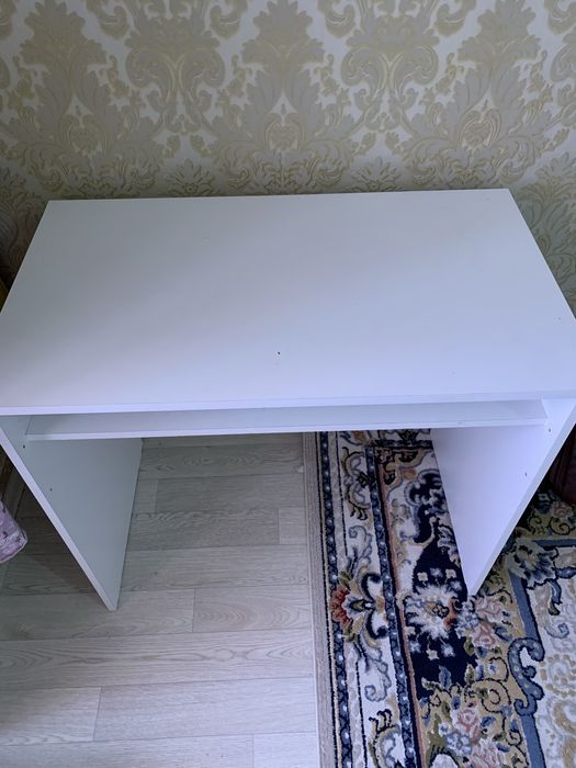 Стол для вещей,компьютера