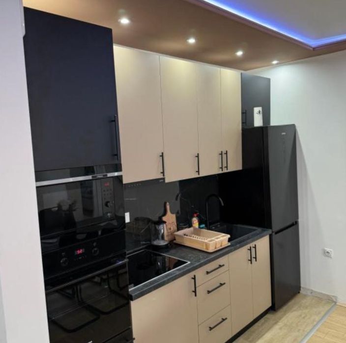 Тристаен  апартамент под наем 670  Евро