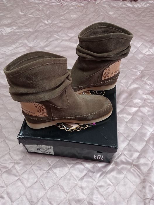 Продаются сапоги женские.