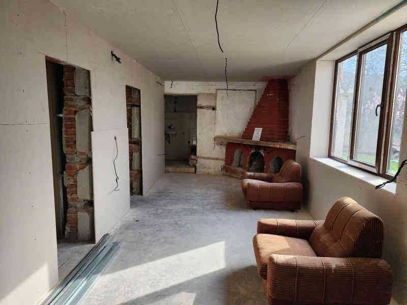 Продава се двуетажна къща с двор в гр. Перущица