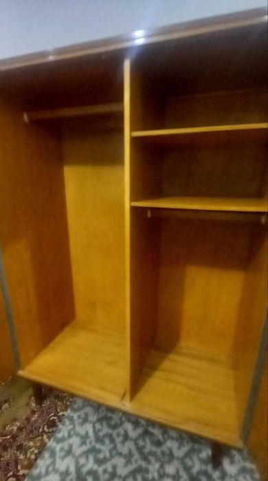 Продам стол обеденный полированный раскладной 80 см на 120 см (180 см)