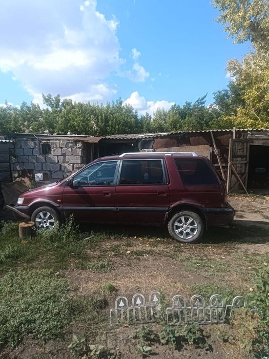 Mitsubishi space wagon