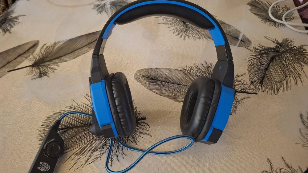 Cască albastră cu microfon și fir (nou)!