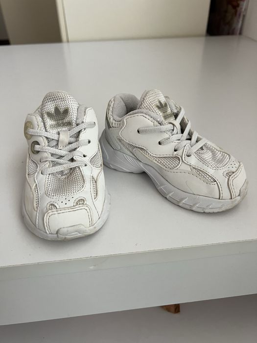 Adidasi si tenesi copii