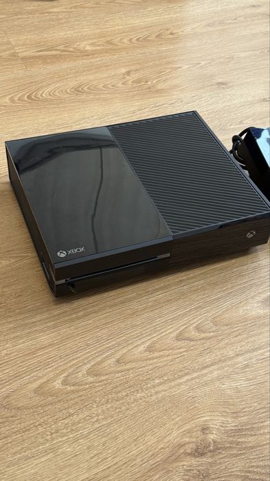 Xbox One + Alimentator cu Mic Defect!