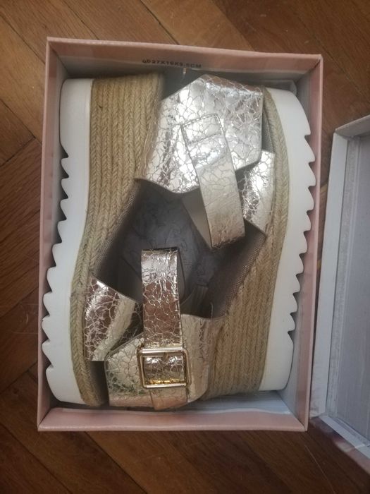 Златни дамски сандали