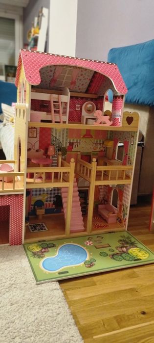 Casuta de papusi din lemn cu piscina și garaj