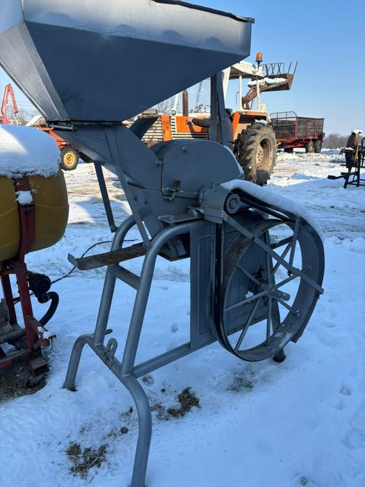 Moara cu ciocanele dupa tractor