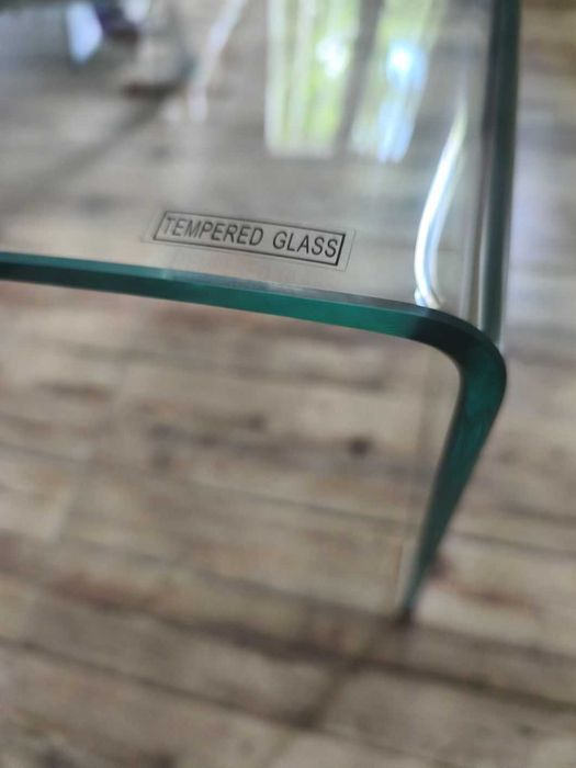 Модерна холна маса от цяло извито закалено стъкло (Tempered Glass)
