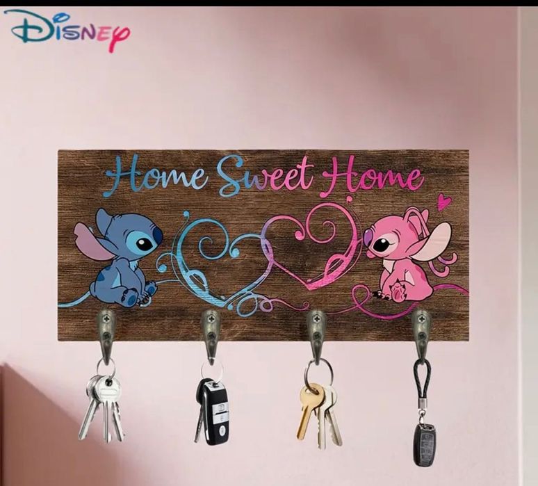 Декоративна дървена табела „Home Sweet Home“ с героите Стич и Ангел.