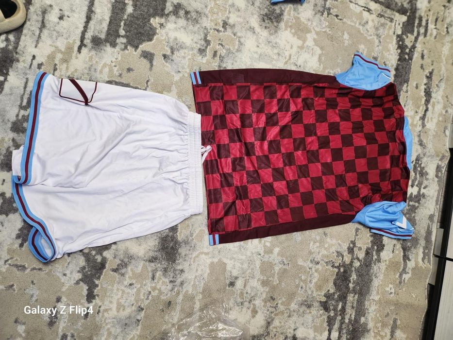 Vind 12 costume Footbal mărimea L