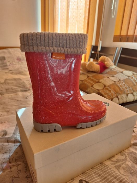 Продавам нови детски гумени ботуши на demar