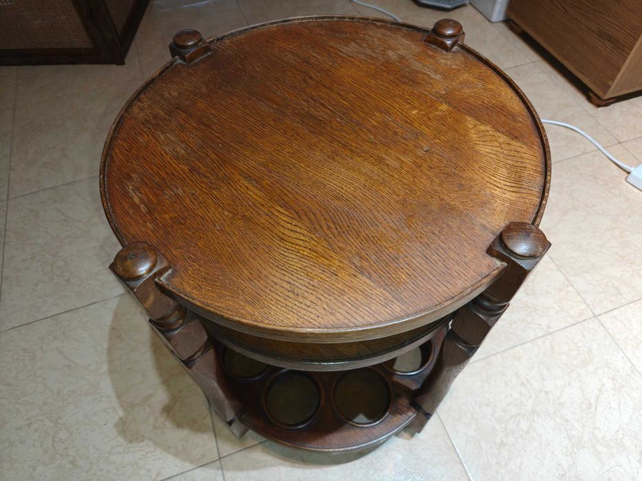 Masuta rotunda din stejar pentru colectie de bauturi