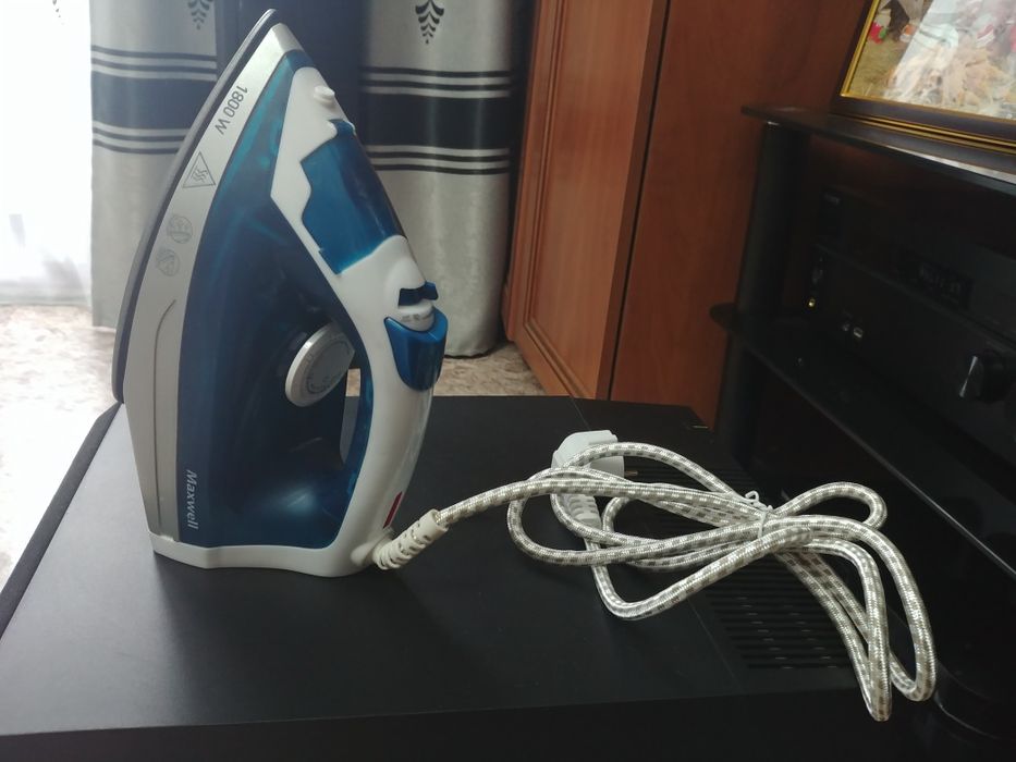 Продаю паровой утюг Maxwell MW-3056B