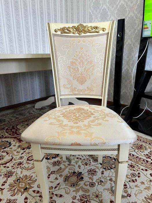 Стол и 12 стулья