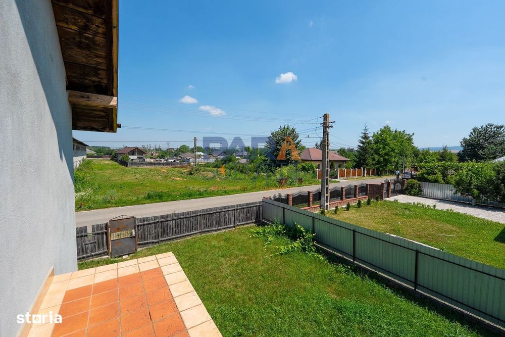 Casă din 2010 (3 dormitoare, două băi și garaj)