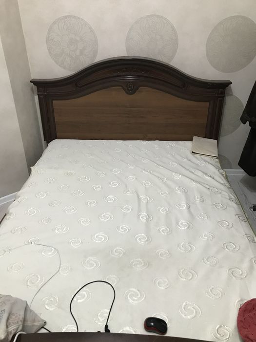 Продается двухспальняя кровать комод б/у самовывоз