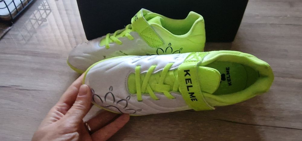 Нови стоножки Kelme 35 номер