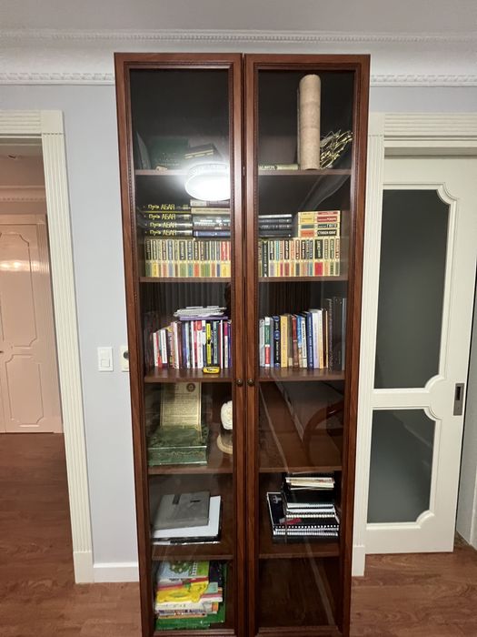 Продам Книжный шкаф в хорошем состоянии