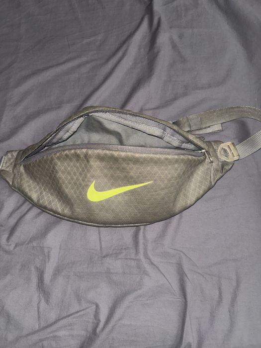 Nike чантичка (Grey and Green)
