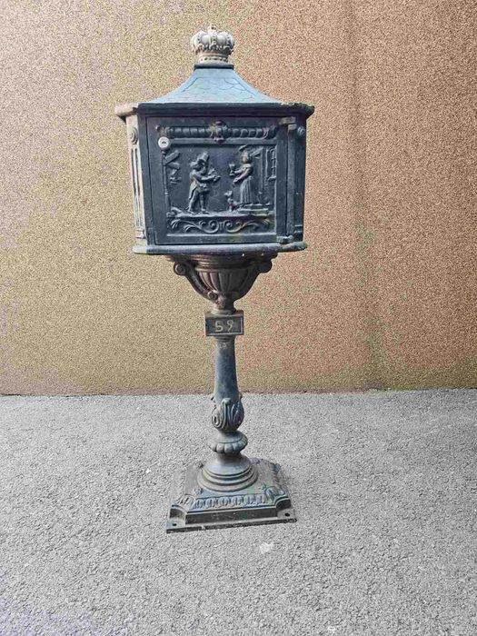 Шкаф в стил ретро стил с дърворезба