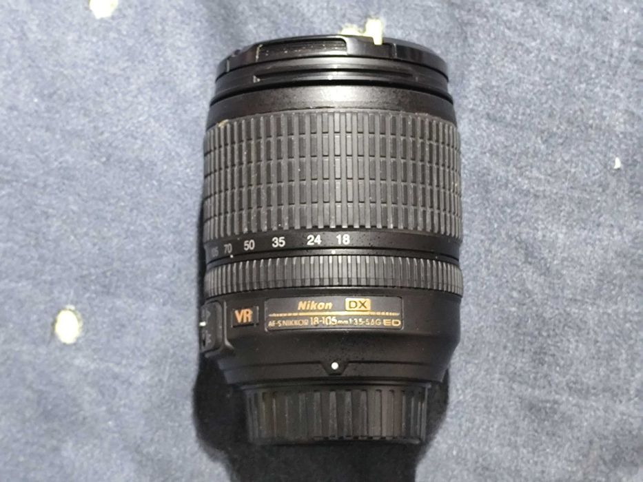 Фотоапарат „Nikon“ с три обектива
