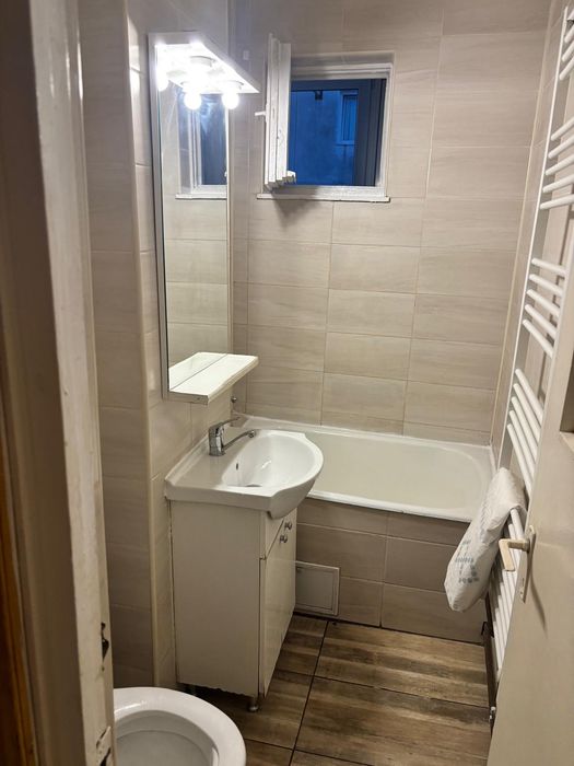 Închiriez apartament 3 cam. /  decomandat, zona Noua