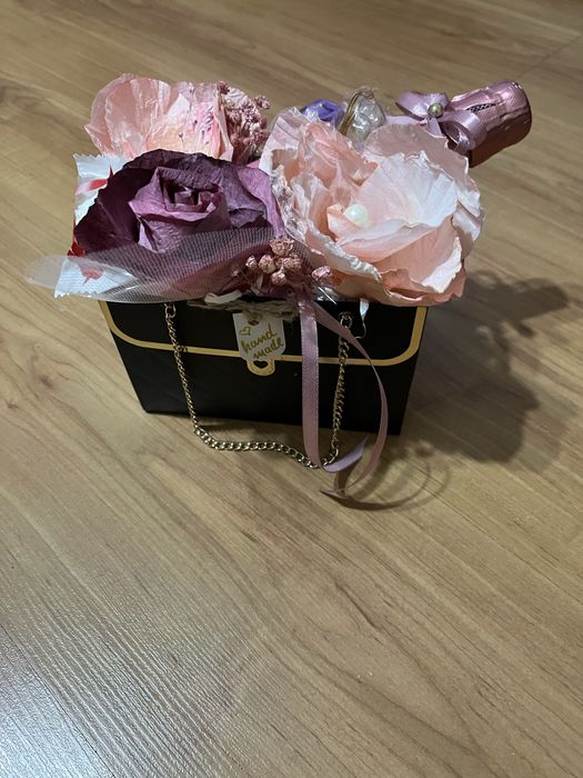 Ръчно изработени цветчета от хартия пенливо вино и