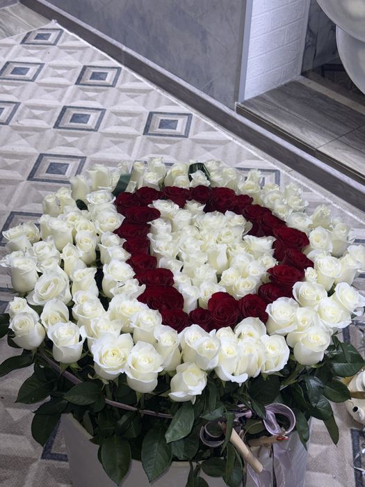 Корзина роз с буквой D.