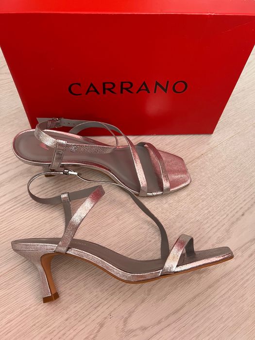 Отворени сандали Carrano на среден ток.