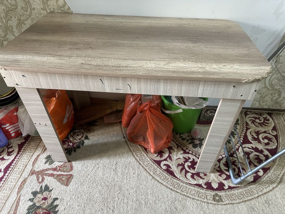 Стол продается б/у для кухни и зала