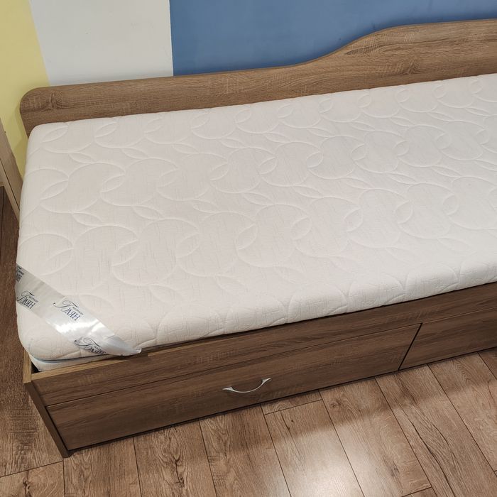 Легло с матрак и чекмеджета