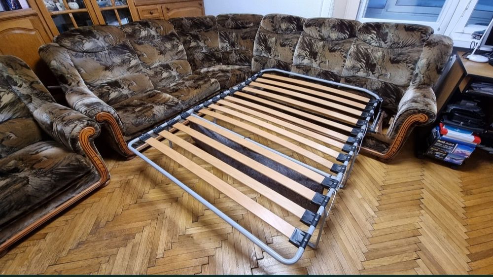 Colțar din lemn cu stofă de calitate