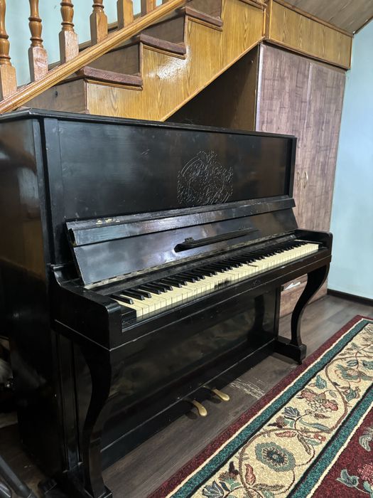 фортепиано черное пианино.