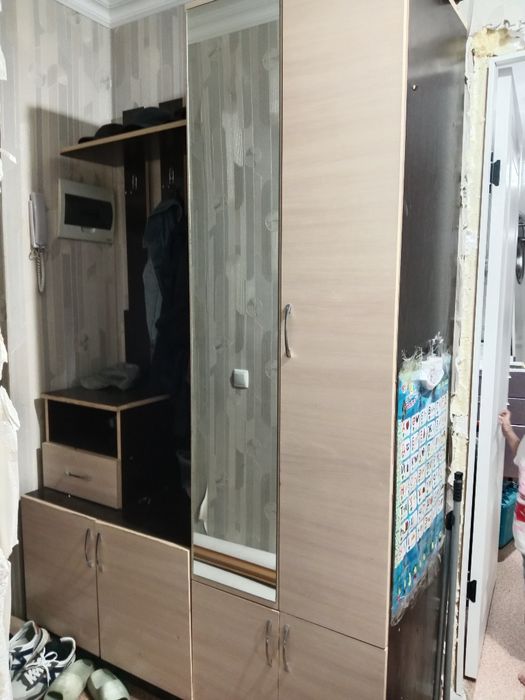 Продам прихожую Шкаф