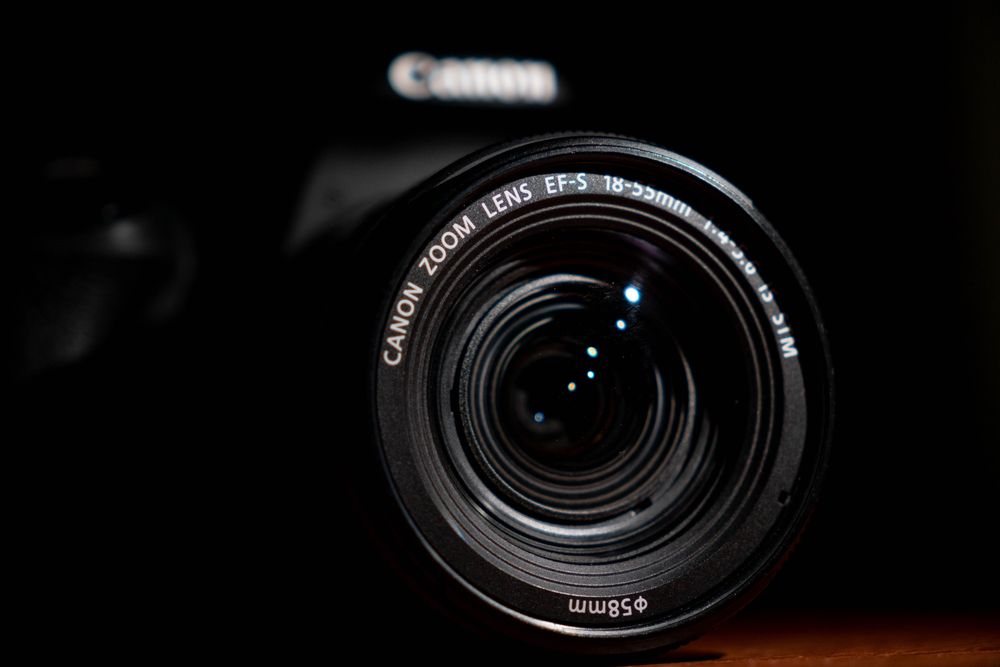 Продам фотоаппарат Canon 200D