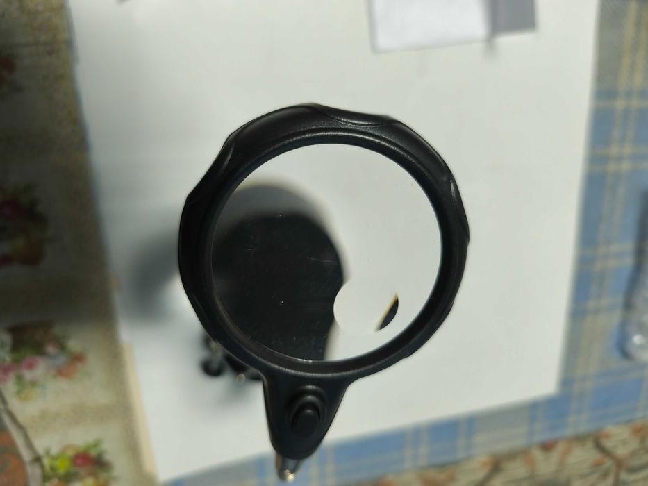 Lupa de masa cu clesti si suport pentru letcon