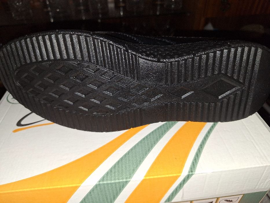 Нови кожени обувки