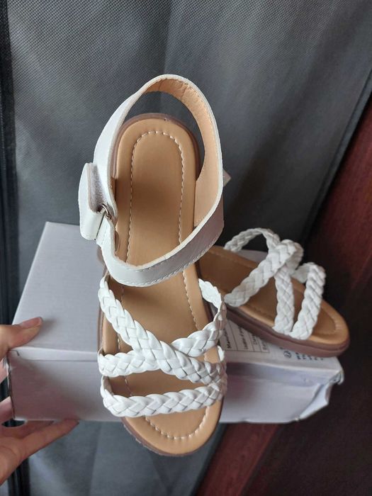 Нови бели сандали