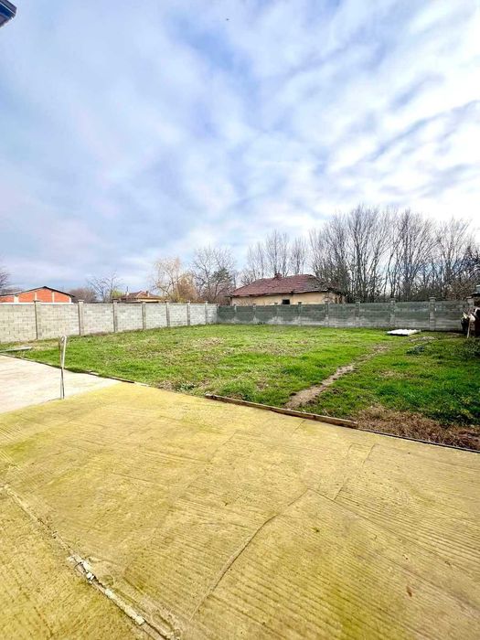 Продава къща в с. Лесново