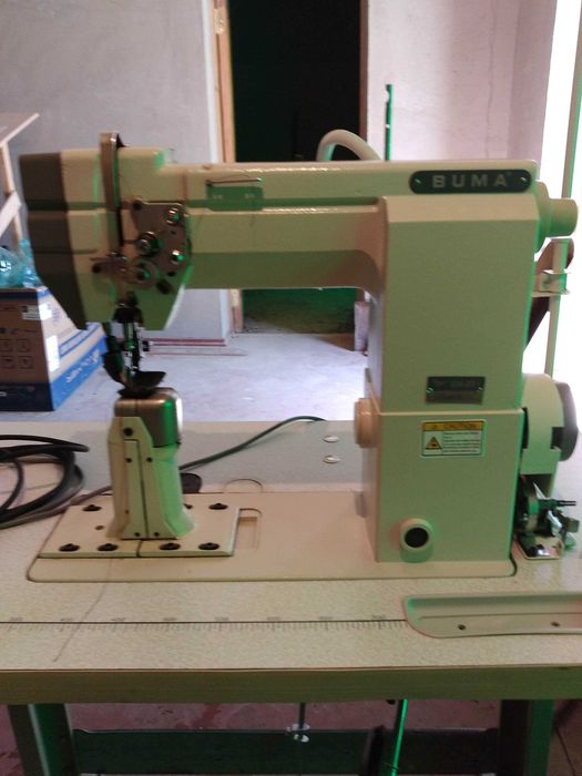 Промышленная швейная машинка.